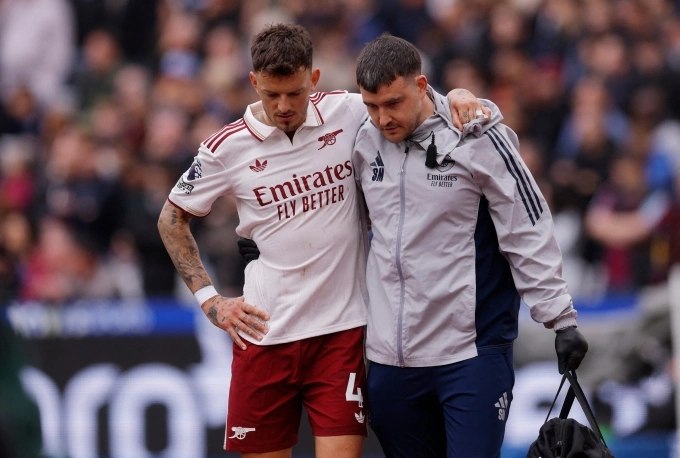 White (trái) chấn thương trong trận gặp West Ham, trên sân Olympic, London, Anh hôm 10/5/2026. Ảnh: Reuters