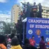 CĐV Man Utd cầm đầu buổi diễu hành mừng thất bại của Arsenal